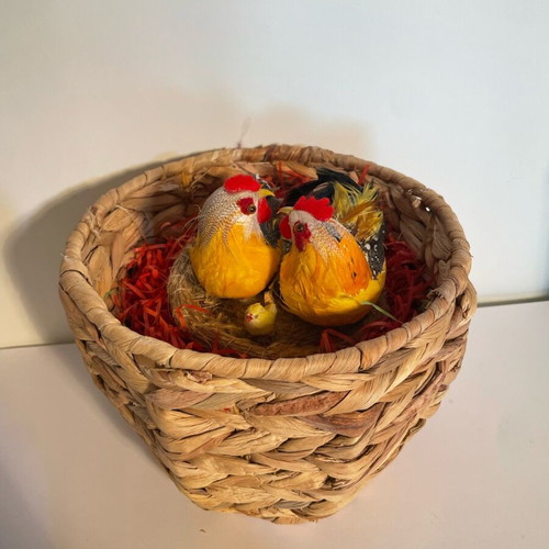 Wicker basket like new, ideal for Easter and decoration