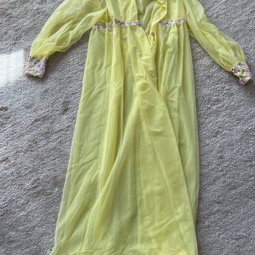 Ρόμπα κίτρινη vintage μεταχειρισμένη με κέντημα Lily