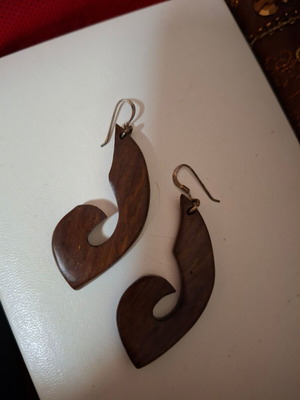 Wooden earrings like new in beautiful brown designs