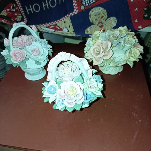 Porcelain rose set with resin flowers, like new