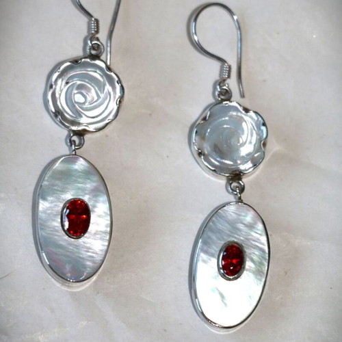 Earrings with genuine garnet stone and carved shell in 925 silver new