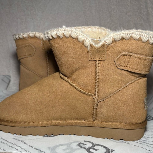 UGG Bailey Button II Chestnut boots new, size 40