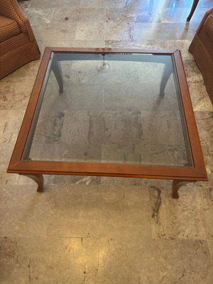 Coffee table set like new, 3 pieces with wood and glass
