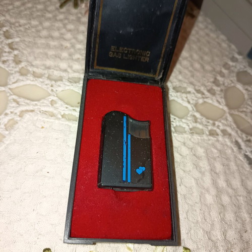 Robin gas lighter new with blue hearts in case
