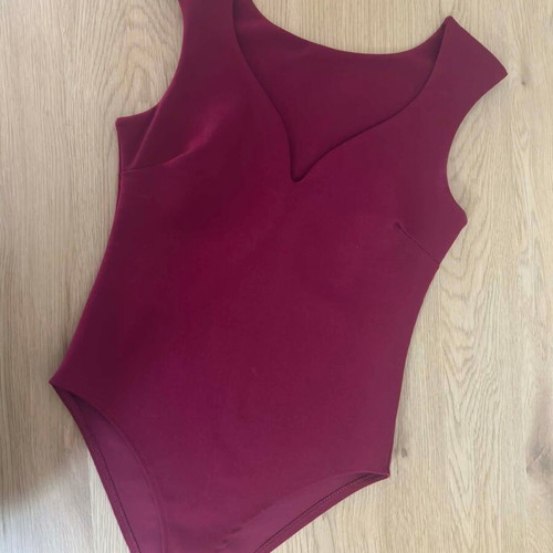 Burgundy bodysuit like new with neckline, size S