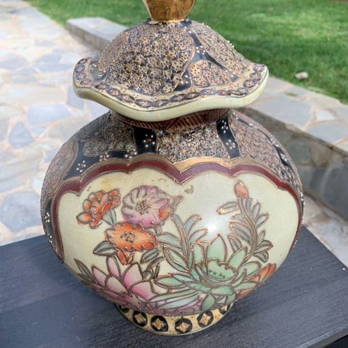 Japanese Satsuma vase like new, 23cm height with lid, embossed