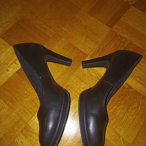 Black shiny pumps size 40 like new
