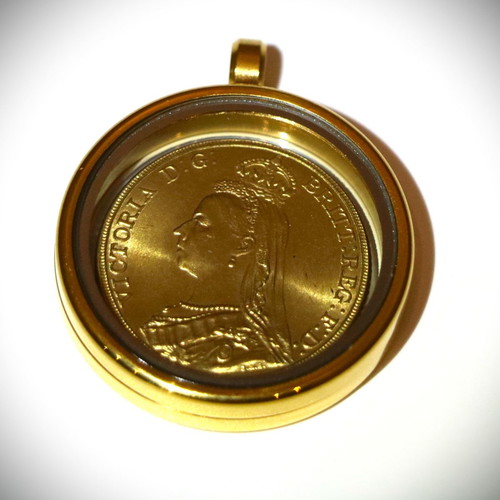 England Pound Victoria gold-plated pendant necklace in a case with glass on both sides 22K plated