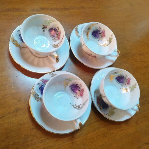 Kutani porcelain cups like new with gold details and lithograph design