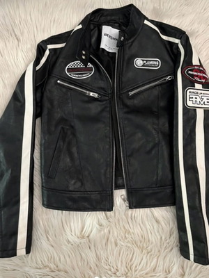 Bershka biker μπουφάν με racing patches και λευκές ρίγες, μέγεθος XS