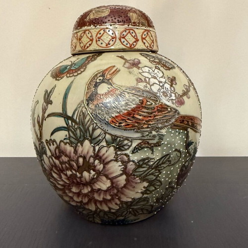 Satsuma vase with lid like new with handmade embossed painting