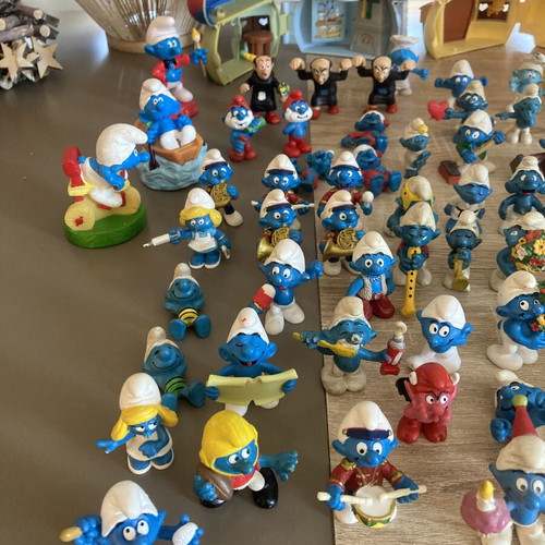 Smurfs Peyo figures, pack of about 70 pieces, village houses