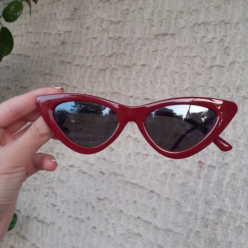 Women's burgundy sunglasses in excellent condition with fabric case