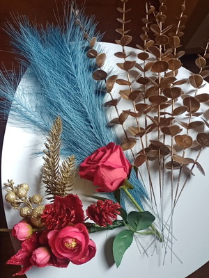 Artificial fabric and plastic flowers used, pack of 18 pieces