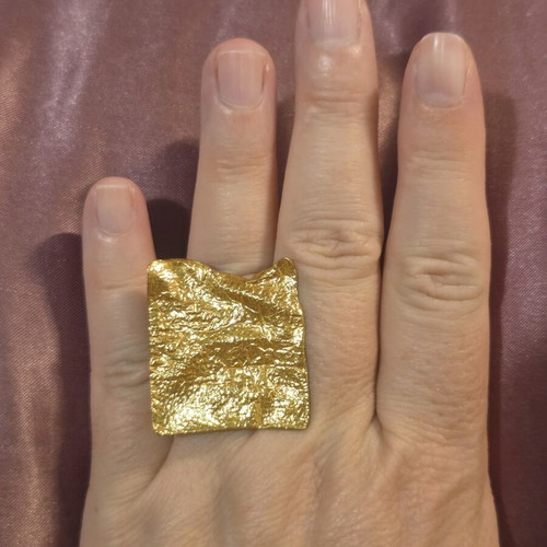 Statement ring with crushed gold effect, like new, gold tone