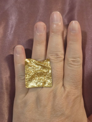 Statement ring with crushed gold effect, like new, gold tone