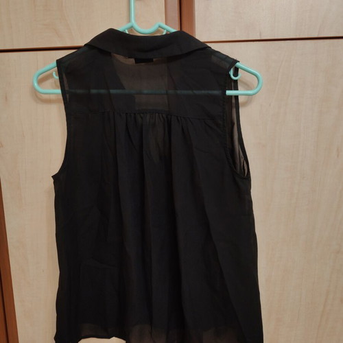 Sleeveless women's shirt Only black XS like new, see-through with pearl collar