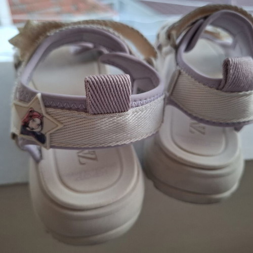 Zara K Pop Demon Hunters girls sandals like new, size 33, white and grey