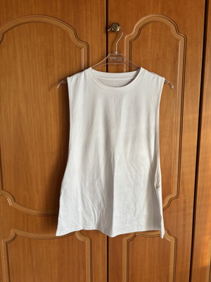 White sleeveless tank top like new, size L