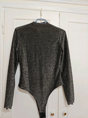 Glittery bodysuit like new, size M, grey silver