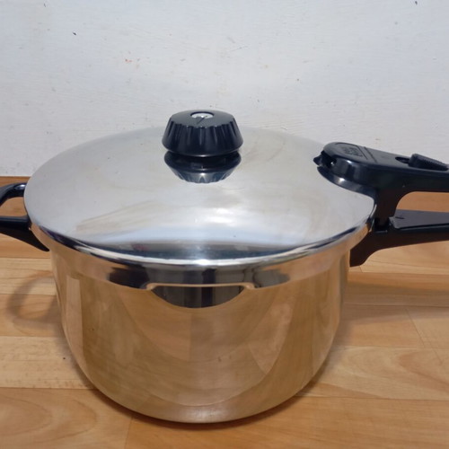 Fissliler Pressure Cooker 8 Liter Like New