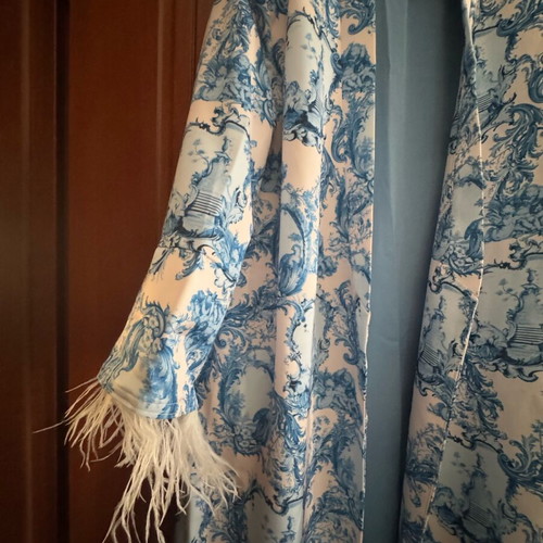 Milkwhite blue kimono like new with padding and pouf sleeves