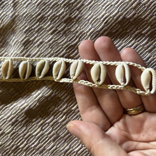 Stradivarius belt with natural shells 1.30m like new, beige