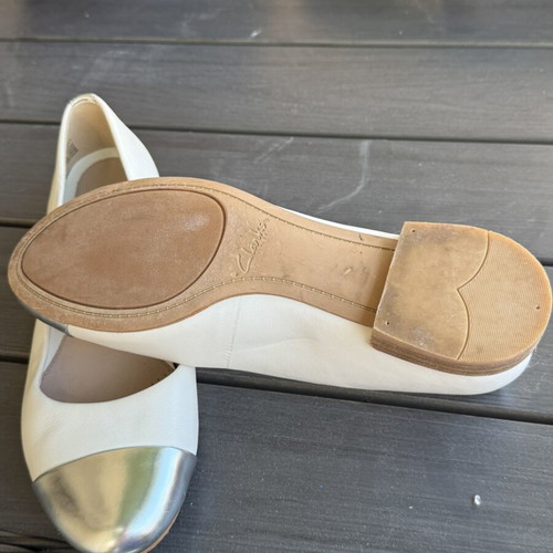 Clarks Narrative ballerinas like new, white leather with silver cap-toe