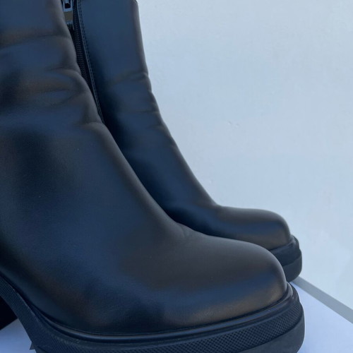Migato women's black leather ankle boots like new with 8 cm heel