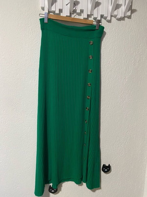 Maxi knitted skirt one size like new, green with buttons