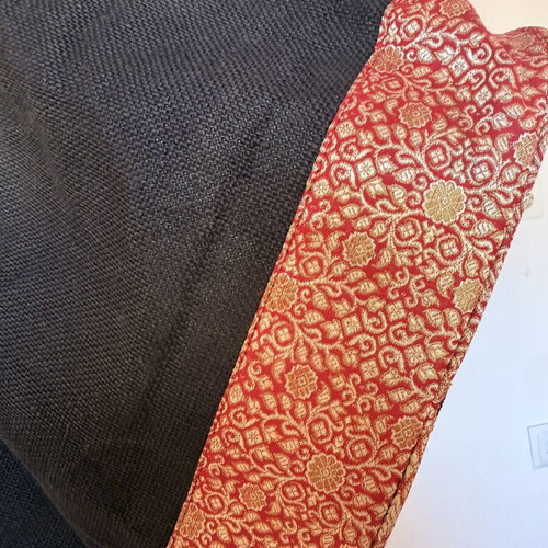 Handbag like new with unique design and large capacity, black and red