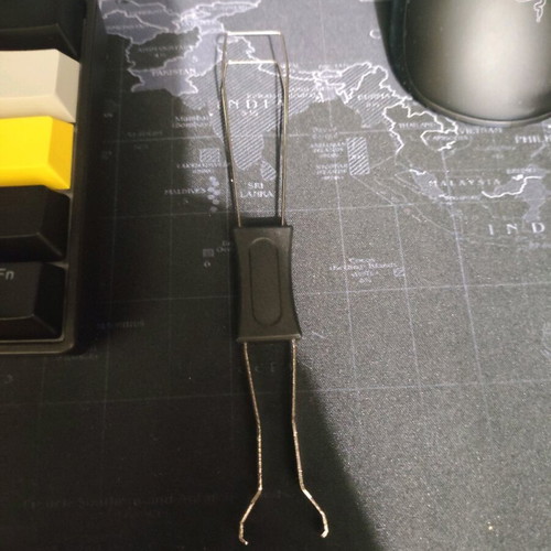 Keyboard like new with keycap puller and mousepad