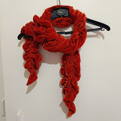 Velvet scarf like new, beige color with elastic gathers