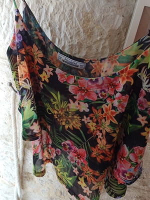 Floral top Pull & Bear like new, multicolor, size M