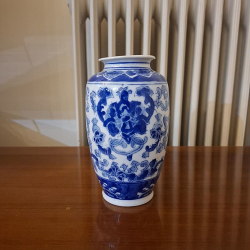 Chinese porcelain vase like new, blue and white floral design