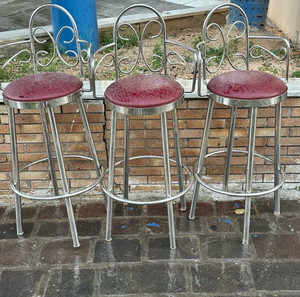 3 vintage μεταλλικά σκαμπό μπαρ με κόκκινο κάθισμα & πλάτη