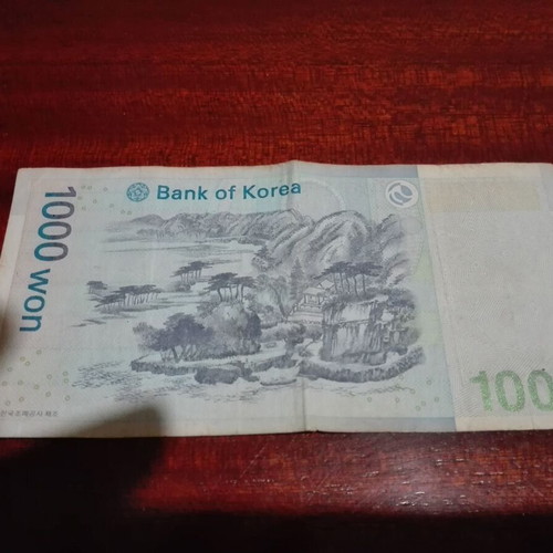 Paper money used, pack of 2 from South Korea and UAE