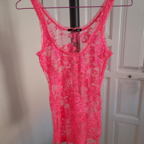 Tally Weijl fuchsia lace sleeveless top, size M
