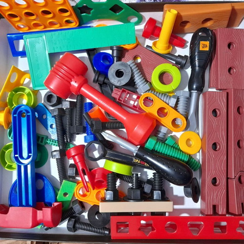 Children's tool set like new with 95 pcs and carrying case