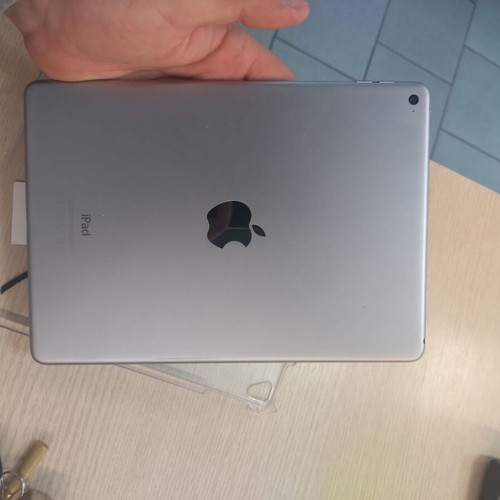 iPad Air 2 like new with free case