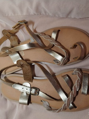J&C Rose Gold Leather Sandals like new, flat sole