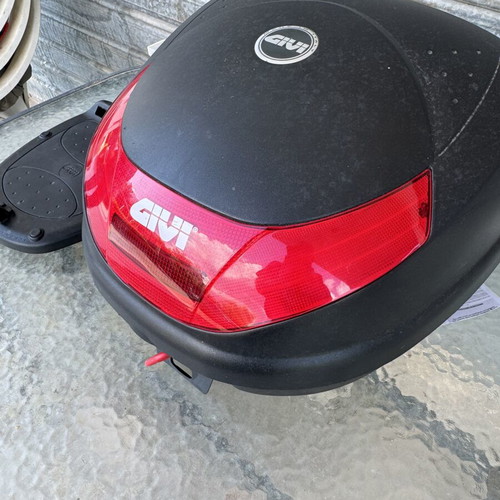 Givi Top Case with Base and Key like new, fits one helmet