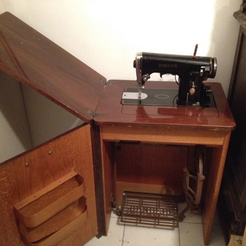 Singer antique sewing machine used, furniture