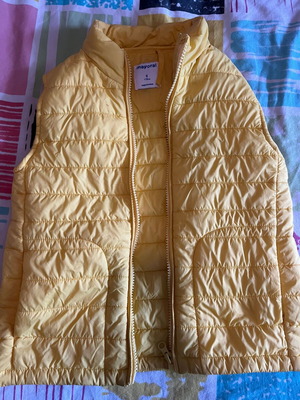 Αμάνικο μπουφάν Mayoral σαν καινούργιο, κίτρινο για αγόρι 6 ετών