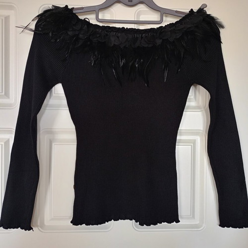 Top fitted with feathers on the neckline like new, black, size S