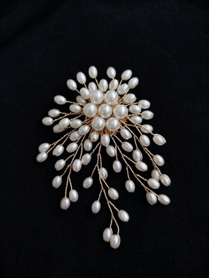 Impressive brooch new with imitation pearls white and beige