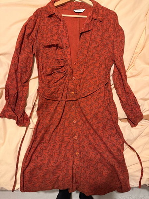 Φόρεμα midi σεμιζιέ Compania Fantastica καινούργιο, κεραμιδί με μοτίβο τίγρεις, μέγεθος S