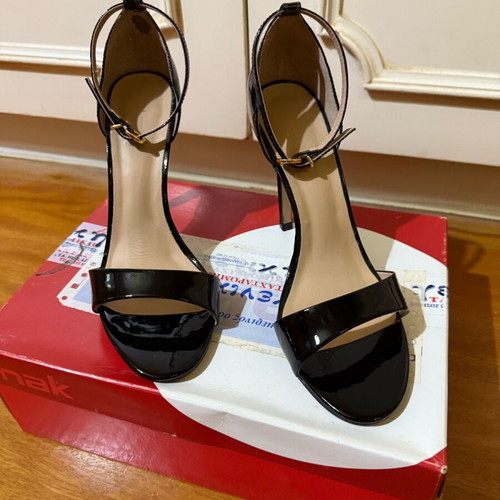Nak black patent leather high-heeled sandals like new, size 38