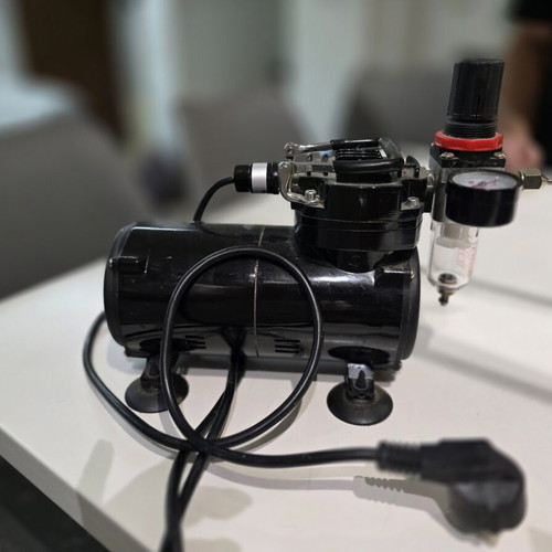 Air compressor for modeling airbrush with airbrush