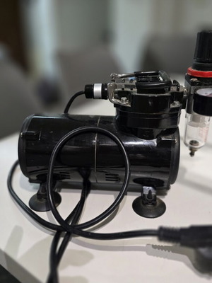 Air compressor for modeling airbrush with airbrush
